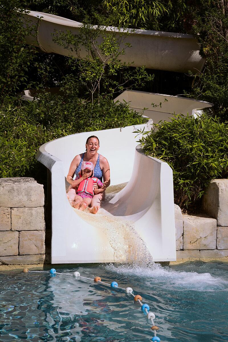 Famille profitant du parc aquatique de leur camping de luxe près de Tours Une mère et sa fille en train de profiter du parc aquatique du camping le Parc de Fierbois