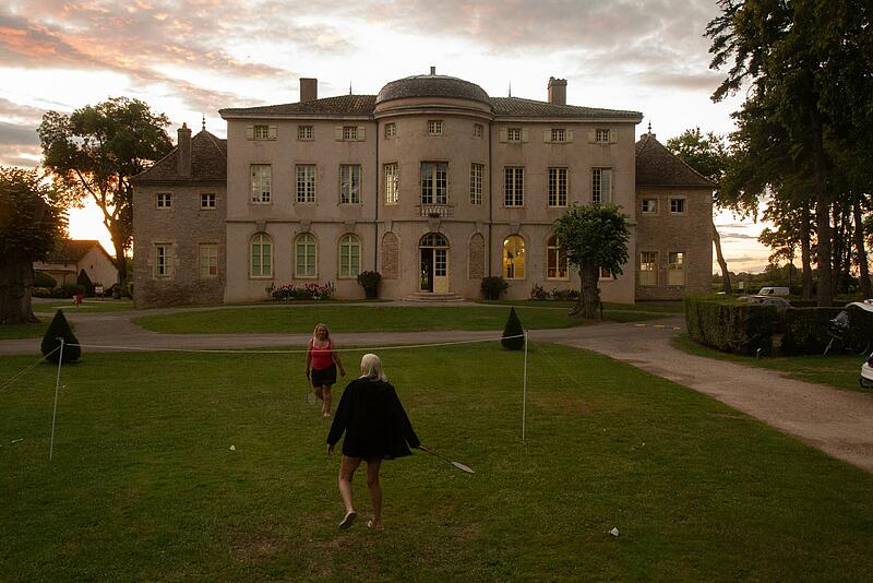 [Translate to Néerlandais:] Des enfants qui jouent dans un camping luxe devant un château