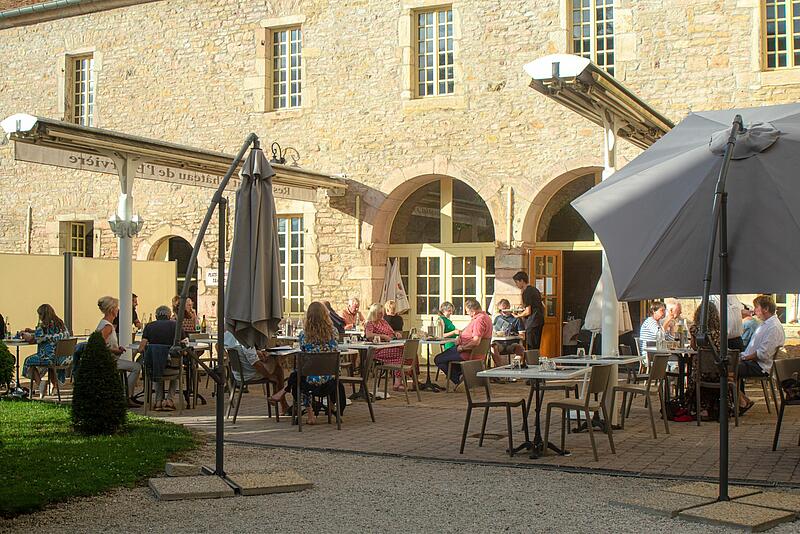 [Translate to Néerlandais:] la terrasse d'un restaurant dans un camping de luxe