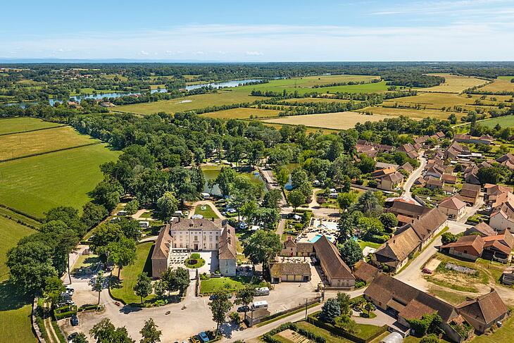 vue panoramique du domaine de l'Epervière, camping haut de gamme Les Castels en Bourgogne vue panoramique du domaine de l'Epervière, camping haut de gamme Les Castels en Bourgogne