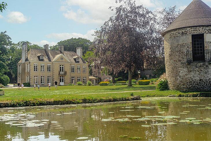 vue panoramique du château de lez eaux en normandie