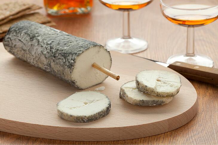 Le célèbre fromage de chèvre Sainte-Maure-de-Touraine Fromage de chèvre Sainte-Maure-de-Touraine et dégustation locale