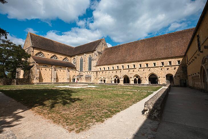 Abbaye de l’Épau, site historique incontournable près du Mans Vue de l’Abbaye de l’Épau près du Mans, ancienne abbaye cistercienne entourée de verdure en Sarthe.