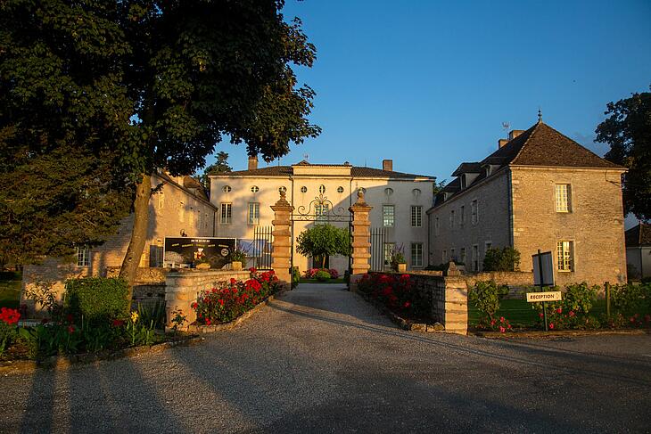 vue du château de l'Epervière, en Bourgogne, camping Les Castels vue du château de l'Epervière, en Bourgogne, camping Les Castels