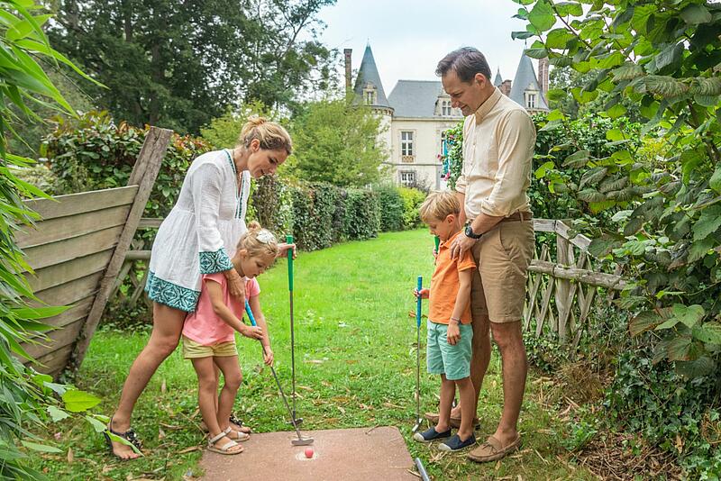 [Translate to Néerlandais:] une famille qui joue au golf dans un camping de luxe en France