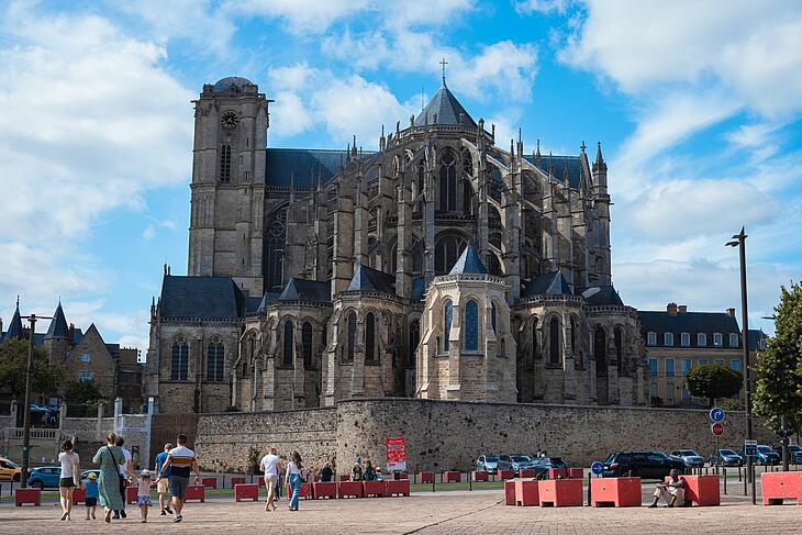 Cathédrale Saint-Julien du Mans et cité médiévale Vue de la cathédrale Saint-Julien du Mans, monument emblématique de la cité Plantagenêt en Sarthe.