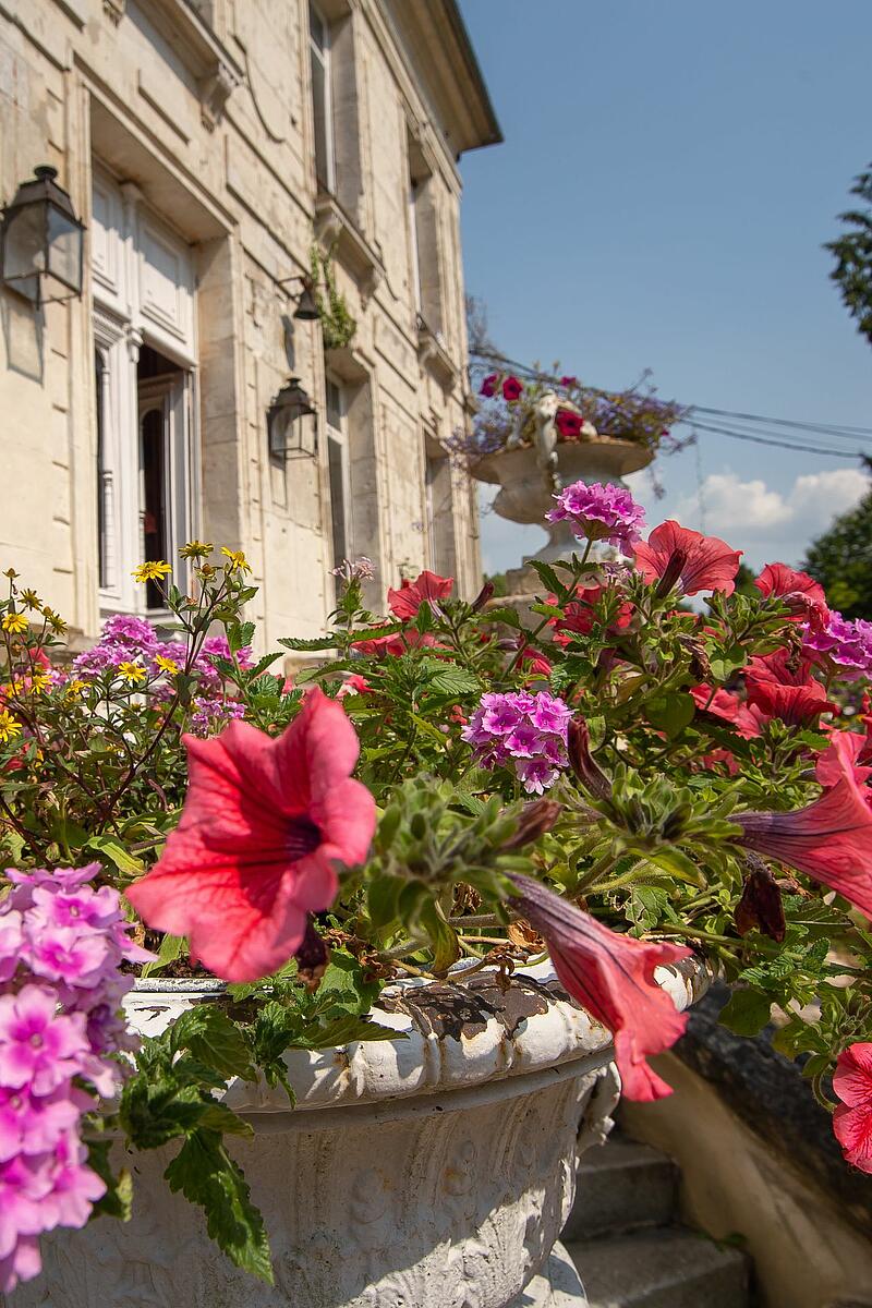 façade du Brévedent, camping en Normandie Façade fleurie du château Le Brévedent, camping en Normandie