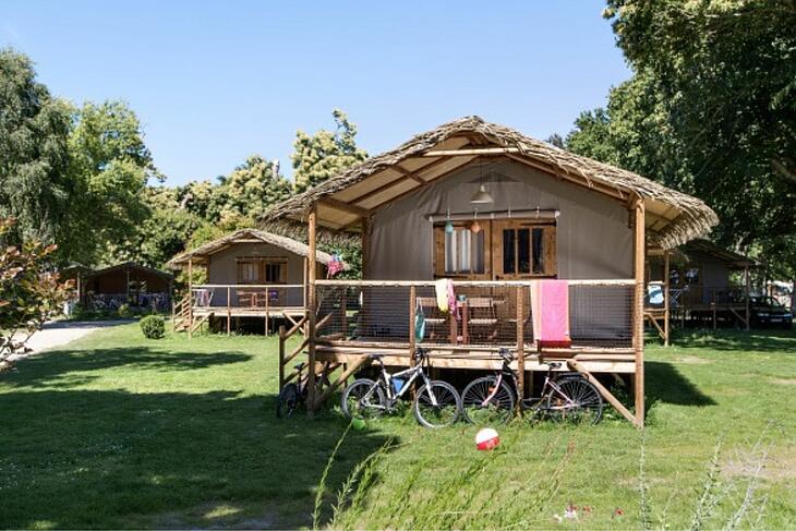 hébergement à la ville-huchet des chalets dans le parc du camping de la Ville-Huchet
