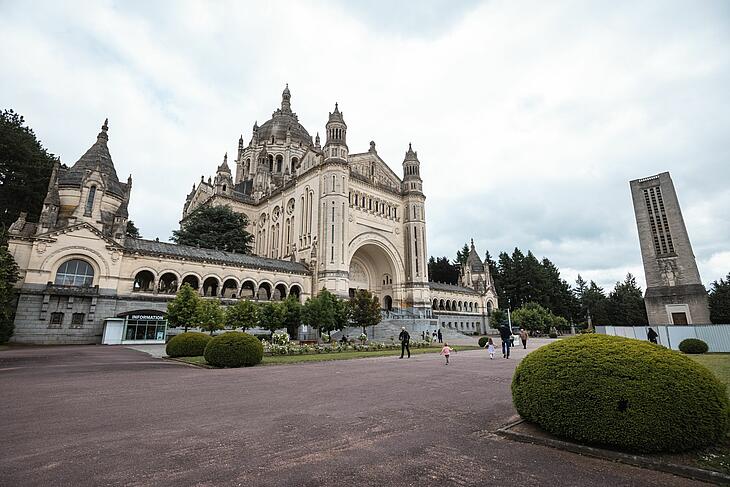 la basilique de lisieux dans le calvados visiter le calvados : la basilique de lisieux